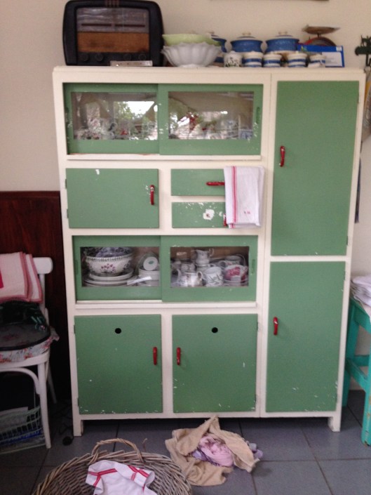 Green and cream colours for the kitchen